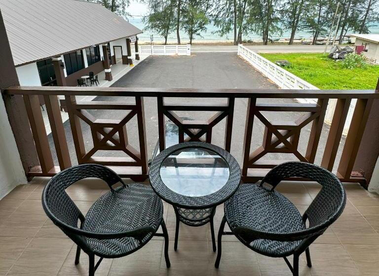 Трехместный Номер Стандарт с Балконом, Ombak Beach Inn Resort