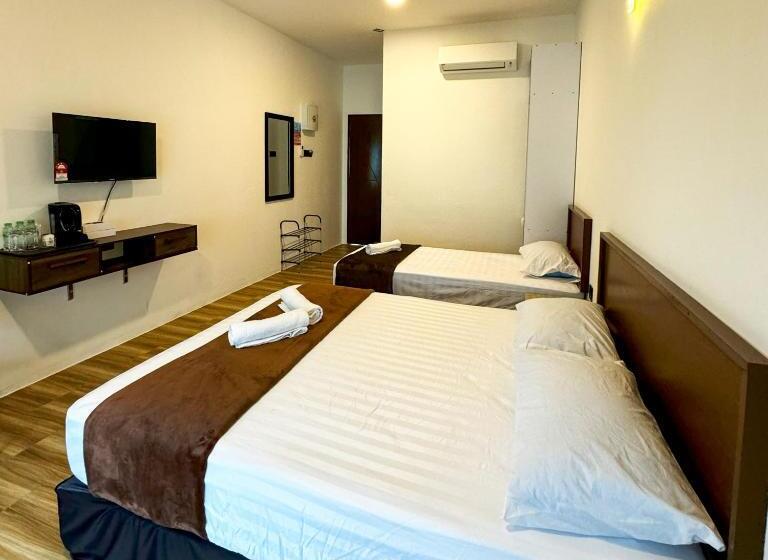 Трехместный Номер Стандарт с Балконом, Ombak Beach Inn Resort