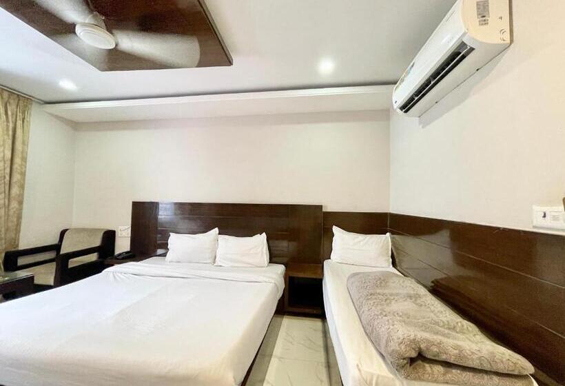 스탠다드 트리플 룸, Ray Ban ! Haridwar होटल रे बन ரே பான் ஹோட்டல் Fully Air Conditioned Hotel, Lift Wifi And Parking Ava