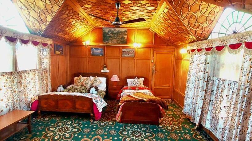 اتاق استاندارد سه نفره, Srinagar Tourism Group Of House Boats