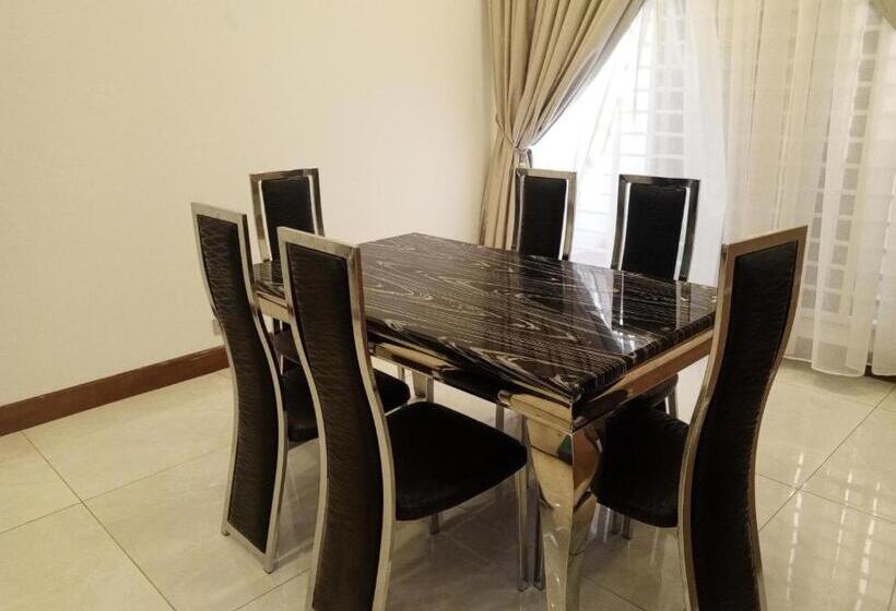 Дом 4 Спальни, Oyster Golf 3 Sakumono   Holiday Apartments