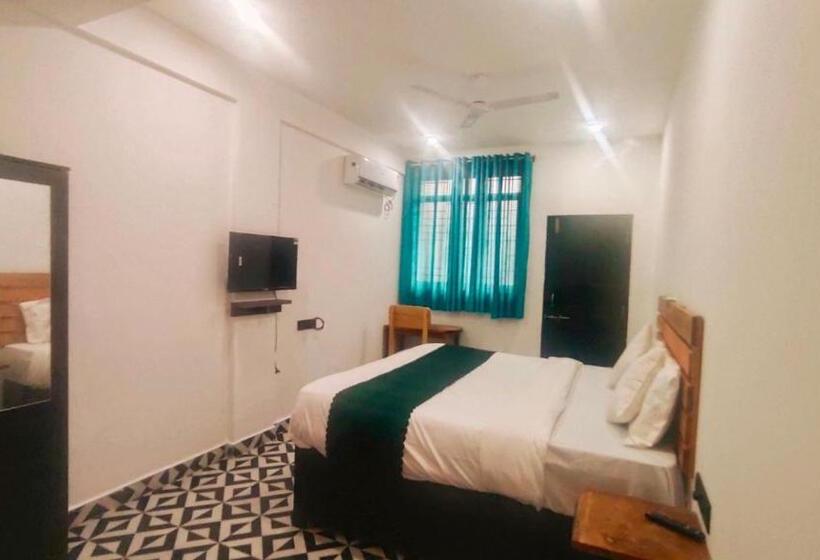 اتاق لوکس با بالکن, Zelosena By Rnb Hotel In Calangute