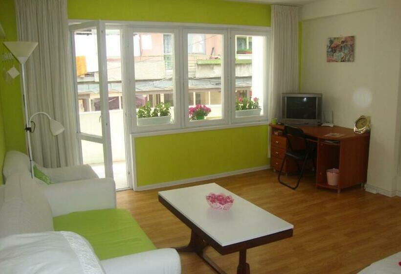 Четырехместный Номер Стандарт с Балконом, Guest Rooms Colours