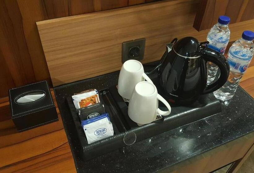 디럭스 룸, Arthama Hotels Makassar