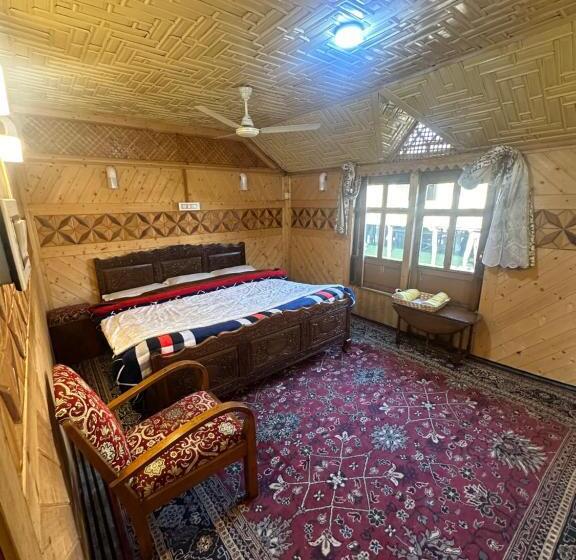 اتاق لوکس, The Heritage Safina Group Of Houseboats