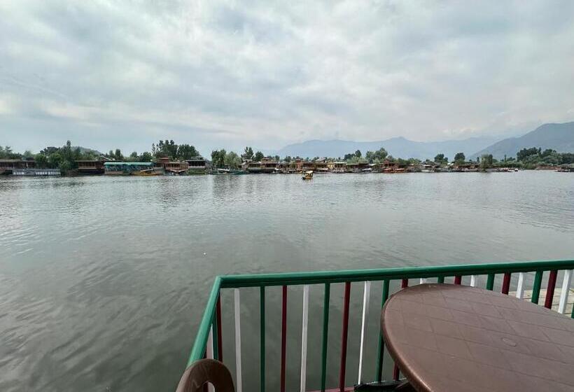 اتاق کلاسیک سه تخته, The Heritage Safina Group Of Houseboats