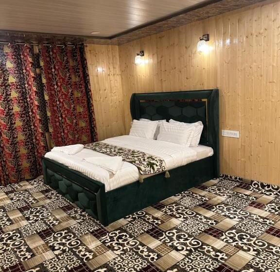 سوییت خانوادگی, The Heritage Safina Group Of Houseboats