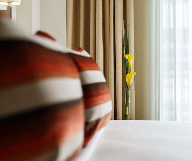 Люкс Повышенной Комфортности, Sandal Suites By Lemon Tree Hotels