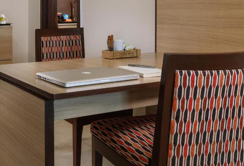 Люкс Повышенной Комфортности, Sandal Suites By Lemon Tree Hotels