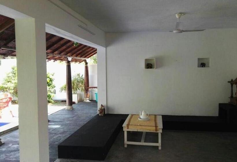 스탠다드 룸 킹사이즈 침대, Villa Anna Pondy