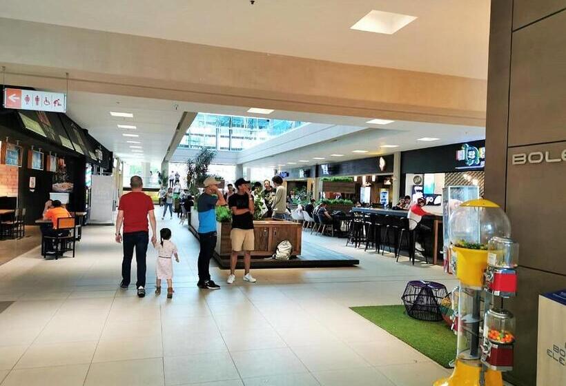 اتاق استاندارد, Airport Traveler S Home