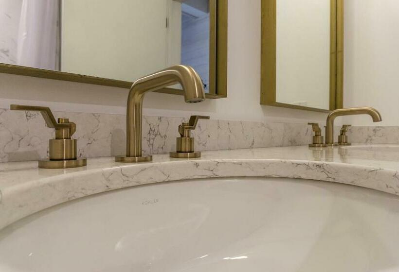 غرفة قياسية سرير كينج, Eleven Revelstoke Lodge