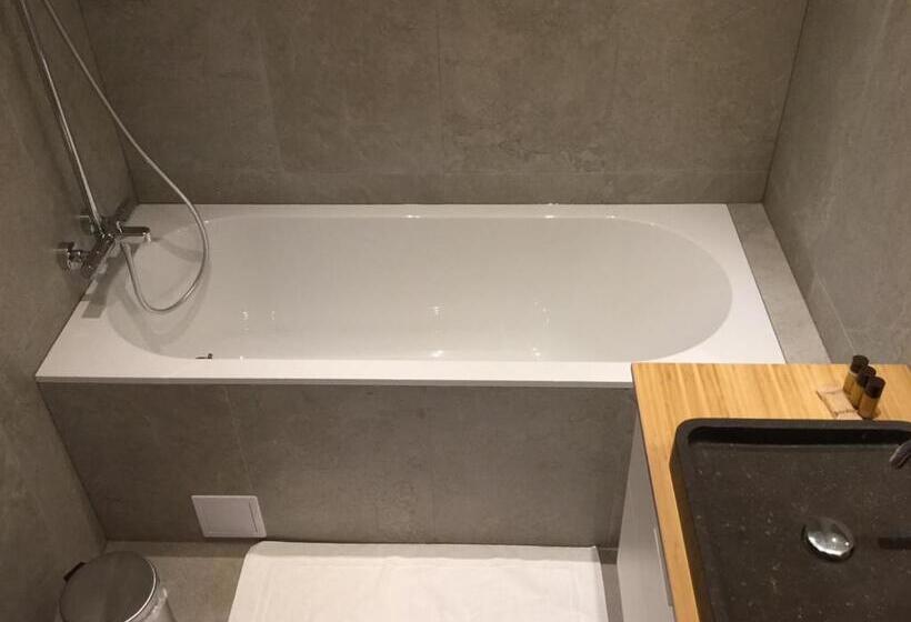 Номер Deluxe, Dharma City