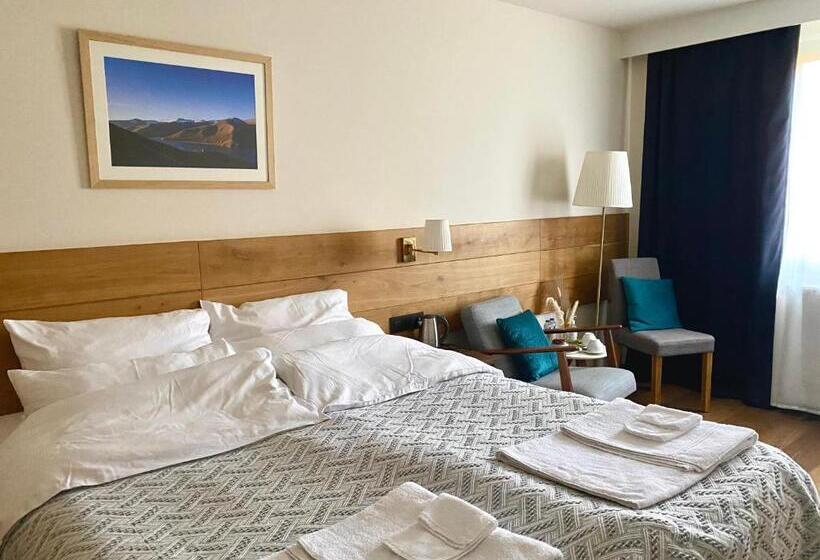 Номер Deluxe, Dharma City