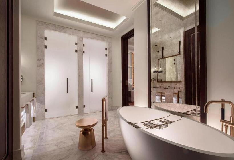 اتاق لوکس با تخت بزرگ, The St. Regis Astana