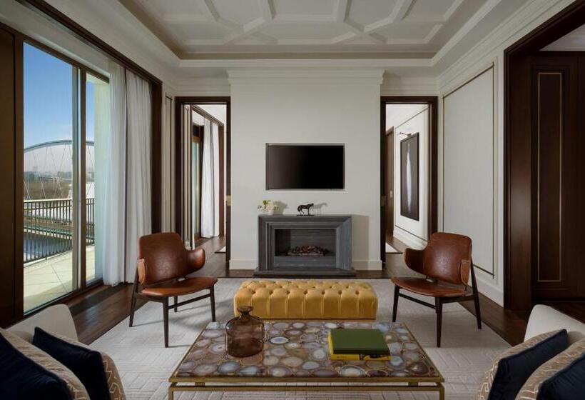 سوئیت با چشم‌انداز رودخانه, The St. Regis Astana