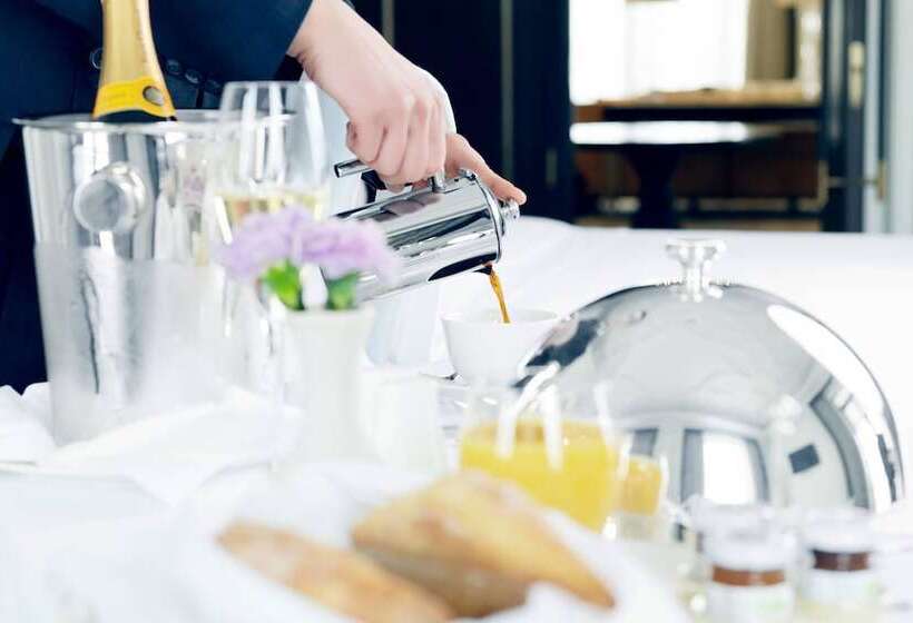 سوئیت با چشم‌انداز رودخانه, The St. Regis Astana