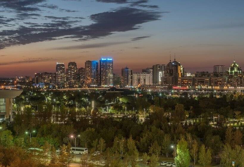 سوئیت با چشم‌انداز رودخانه, The St. Regis Astana