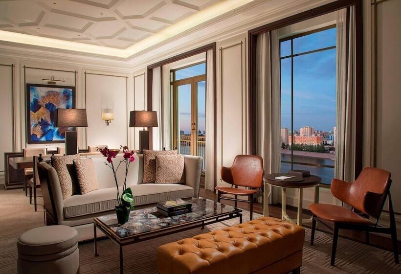 سوئیت با چشم‌انداز رودخانه, The St. Regis Astana