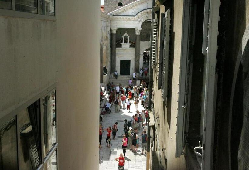 Quarto Estandar, Palace Augubio