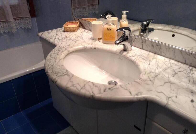 اتاق سوپریور سه تخته, Venice And Venice Apartments   Private Rooms In Shared Apartment