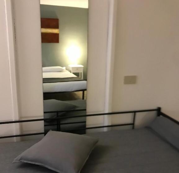 اتاق سوپریور سه تخته, Venice And Venice Apartments   Private Rooms In Shared Apartment