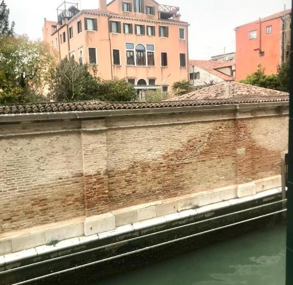 اتاق سوپریور با تخت بزرگ, Venice And Venice Apartments   Private Rooms In Shared Apartment