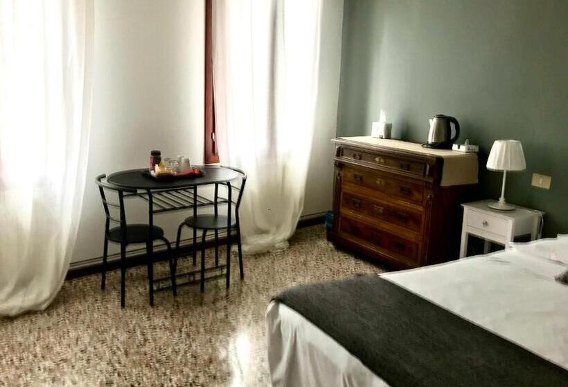 اتاق سوپریور سه تخته, Venice And Venice Apartments   Private Rooms In Shared Apartment
