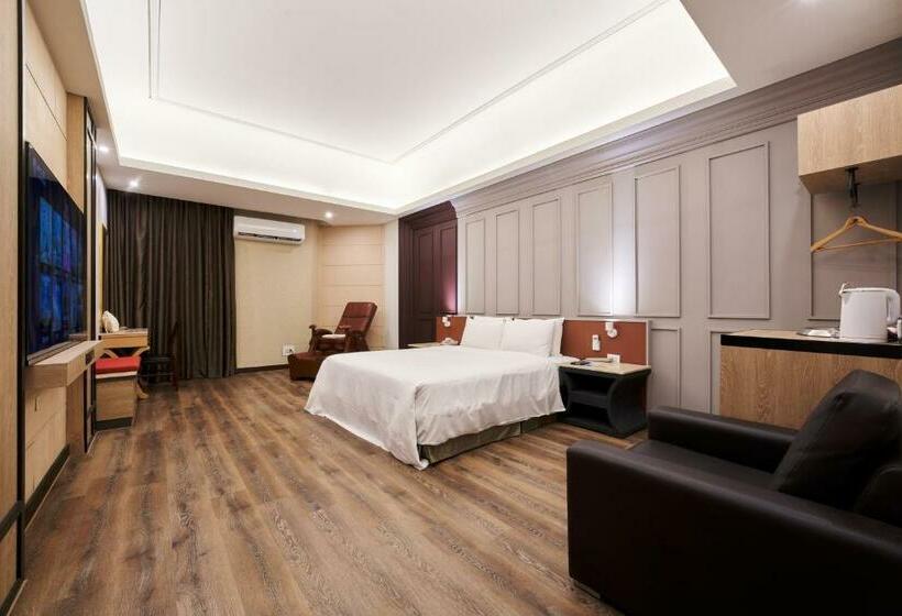 اتاق لوکس, Cigar Motel