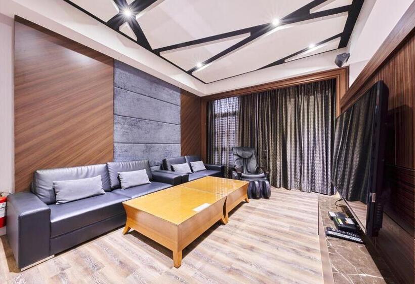 اتاق کلاسیک چهارنفره, Cigar Motel