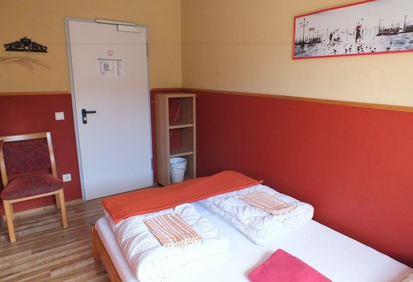 Номер Стандарт, Max Hostel