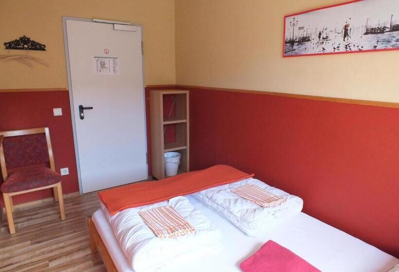 Номер Стандарт, Max Hostel