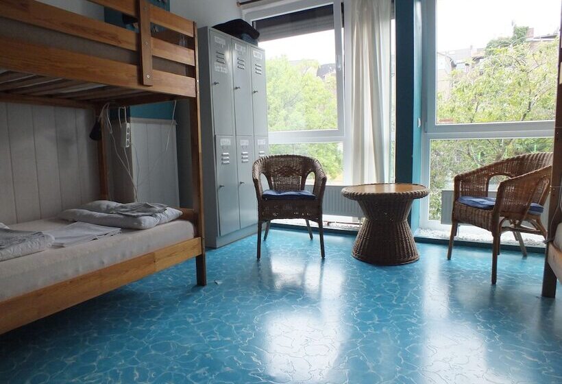 Кровать в Общей Комнате, Max Hostel