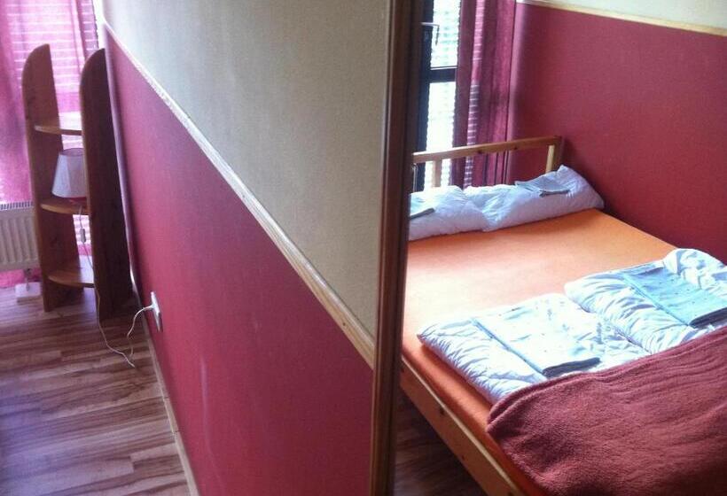 Standard Szoba, Max Hostel