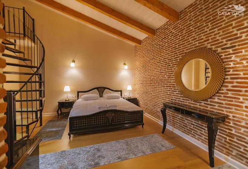 سوئیت با بالکن, Casa Gaçe