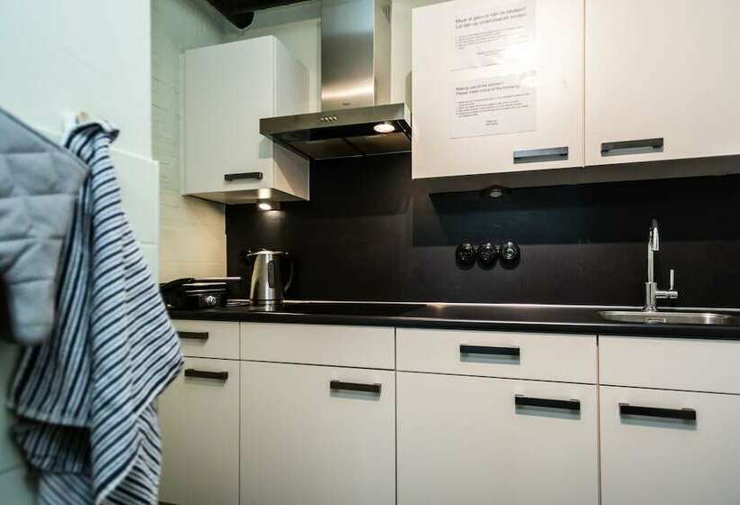 스탠다드 4인용 룸 공용 욕실, Alibi Hostel Leeuwarden