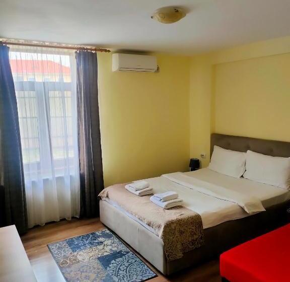 اتاق ساده سه‌ نفره, Casa Aurelia