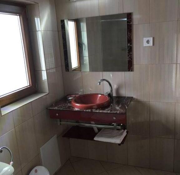 اتاق ساده سه‌ نفره, Casa Aurelia