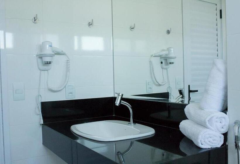 غرفة قياسية فردية, Real Executive