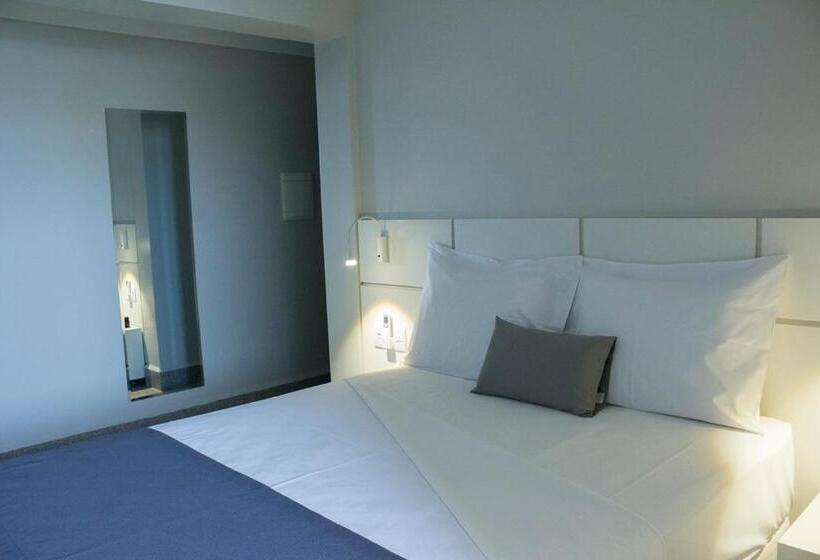 غرفة قياسية فردية, Real Executive