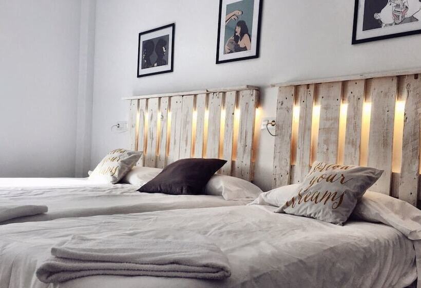 Номер Стандарт Трехместный, Hostal Ciempozuelos, Cerca Del Parque Warner Y Madrid