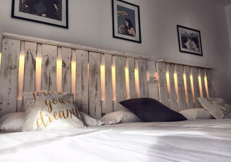 Номер Стандарт Трехместный, Hostal Ciempozuelos, Cerca Del Parque Warner Y Madrid