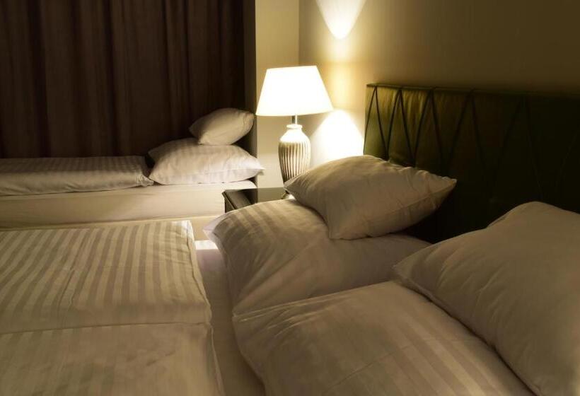 舒适三人间, Parkhotel Carlsbad Inn