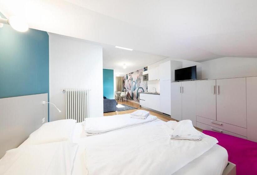 استودیوی استاندارد, Stay Cooper L Capitol Rooms