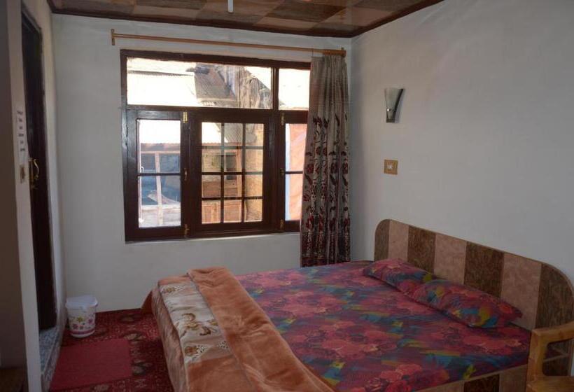 디럭스 룸, Howrah Guest House