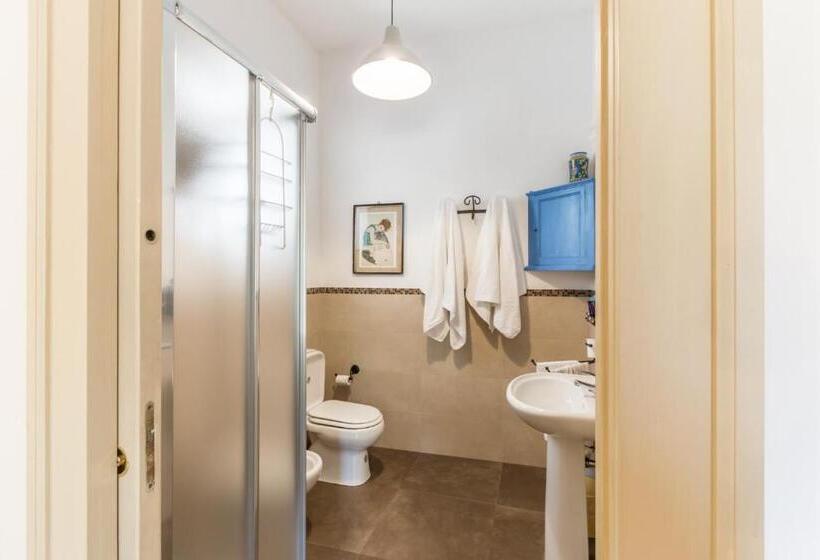 اتاق استاندارد سه تخته با چشم‌انداز باغ, B&b La Casa Di Pippinitto