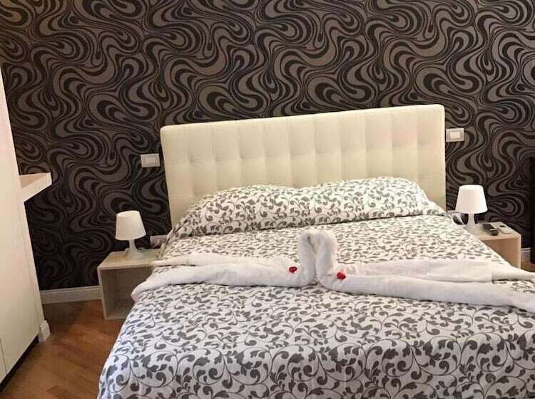 سوییت جونیور با بالکن, Petros Room Camere
