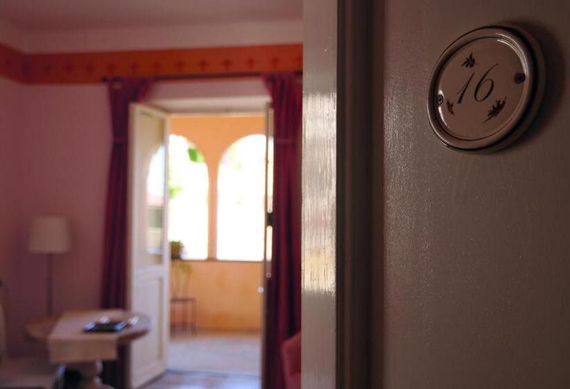 اتاق استاندارد سه نفره, Villa Salvarezza