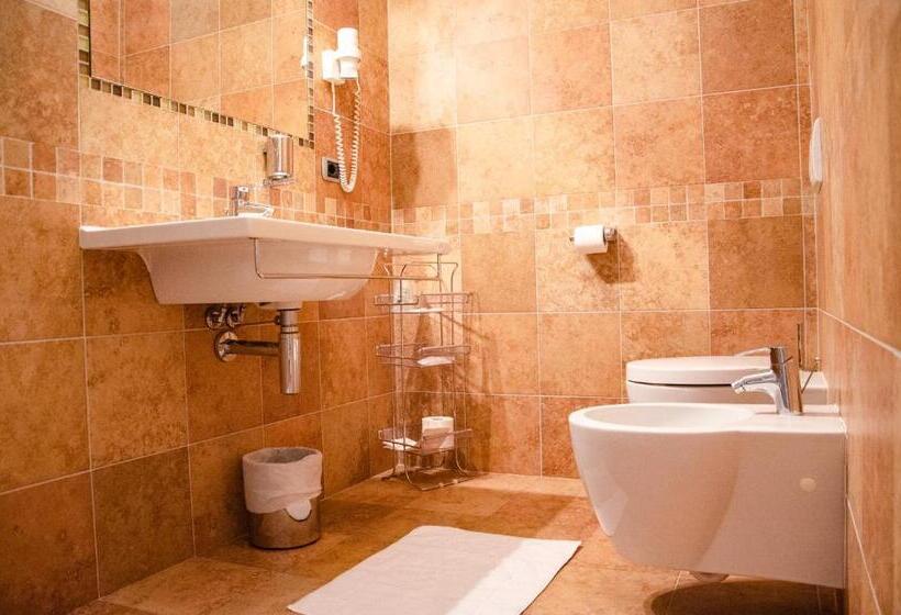 غرفة قياسية ثلاثية مزودة بتراس, Al Fogolâr Rooms & Osteria With Saunaland