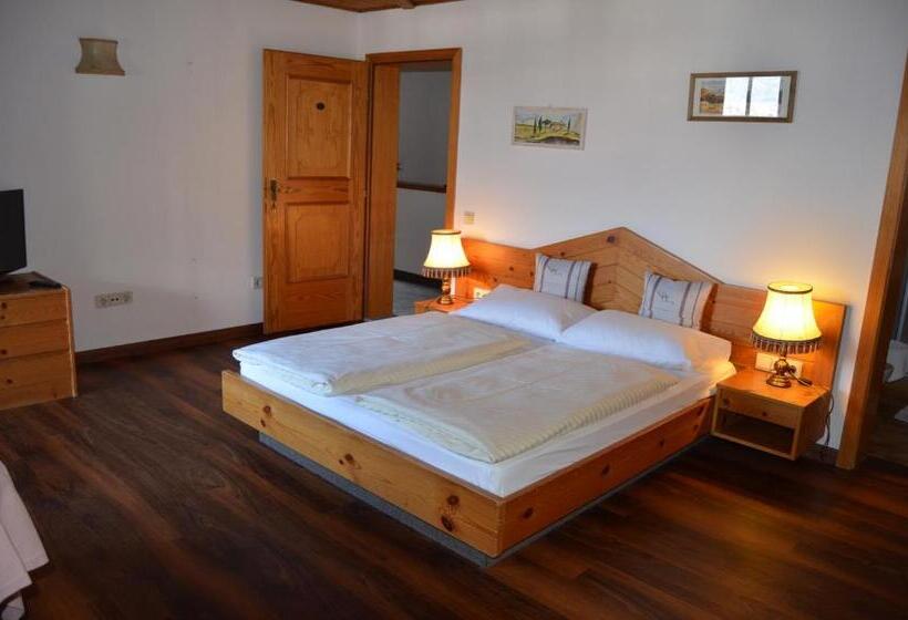 Номер Стандарт с Балконом, Eden Guesthouse